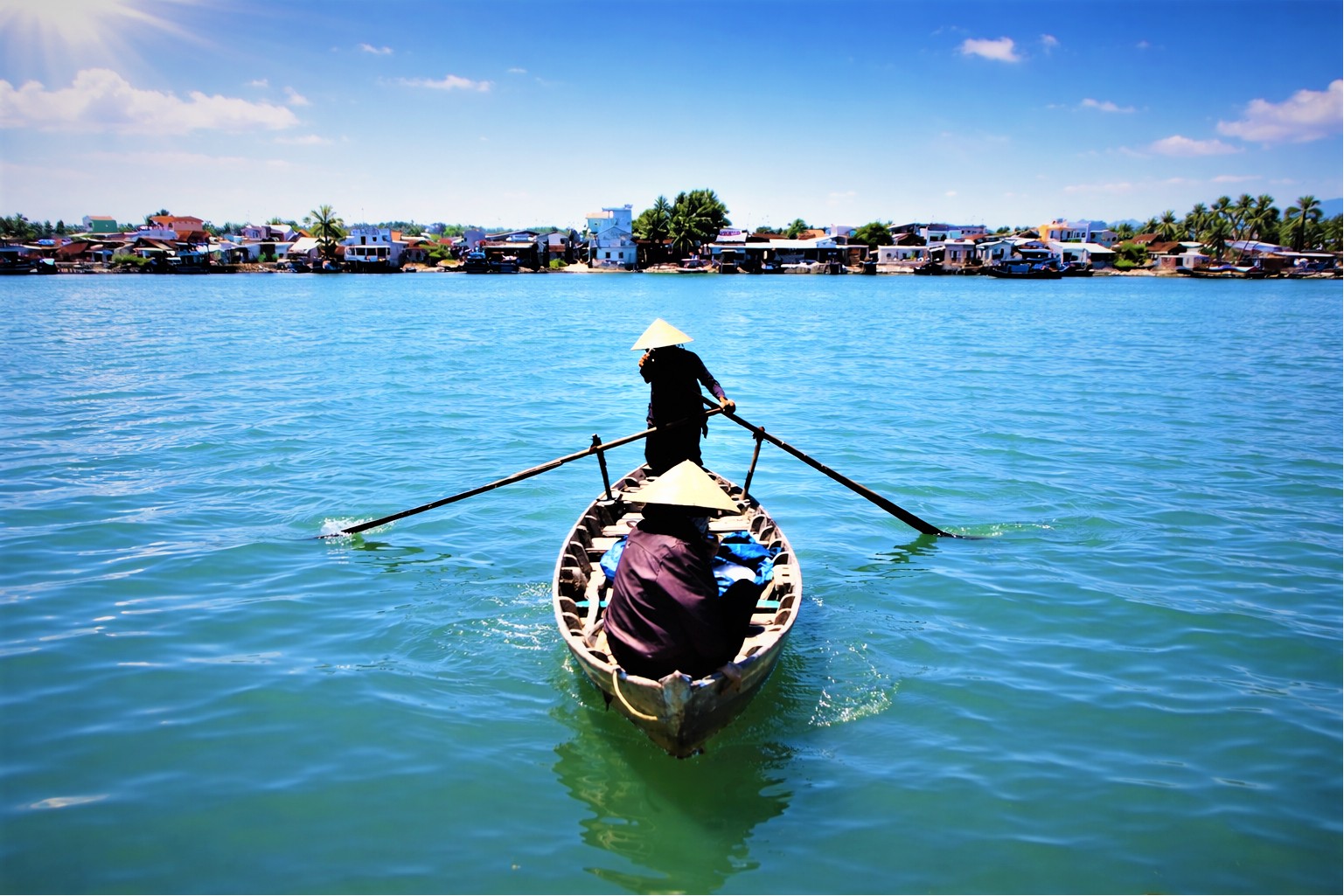 Vẫn còn những chuyến đò ngang từ đất liền ra xã đảo.