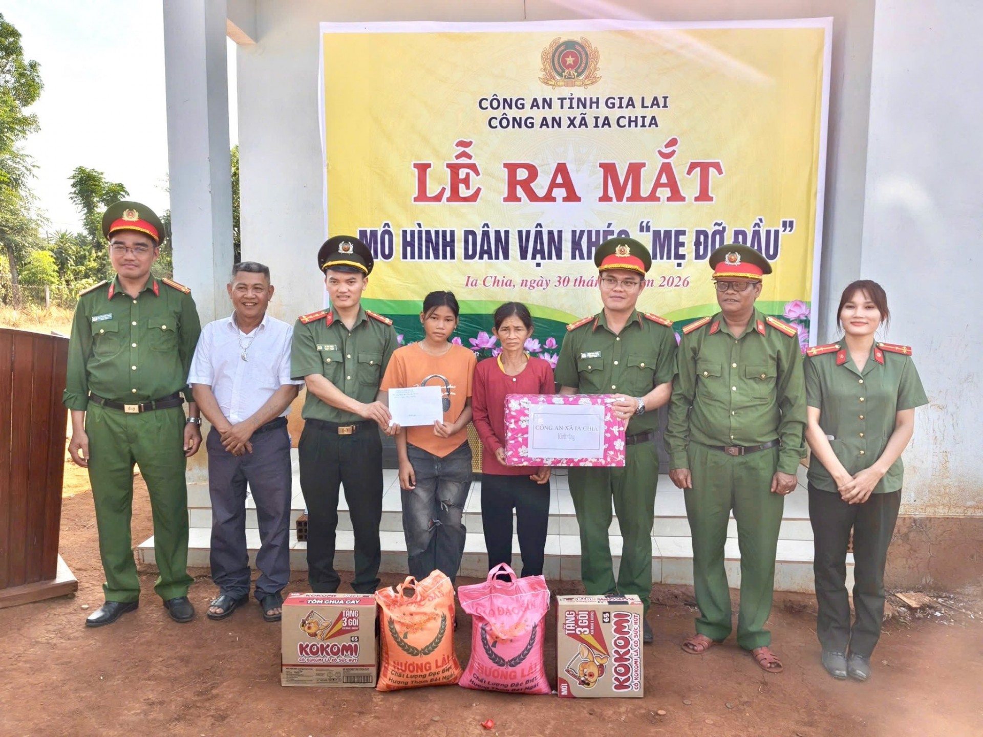 Công an xã Ia Chia trao tặng nhiều nhu yếu phẩm thiết yếu.