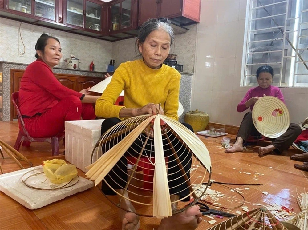 Bà Lê Thị Lý chẻ vành, khâu nón qua từng mũi kim, sợi chỉ. Số 14  ngày 03.4.2026