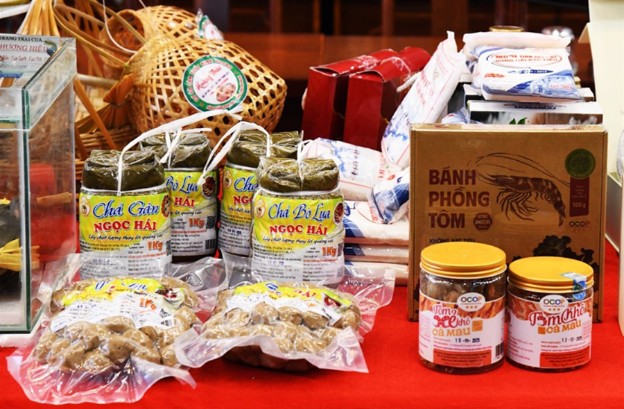  Sản phẩm OCOP trưng bày bên lề hội nghị.