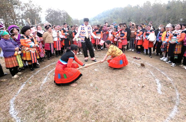 Đồng bào dân tộc giữ gìn nét đẹp văn hóa trong nhịp sống hiện đại. Ảnh: Quang Quyết/TTXVN