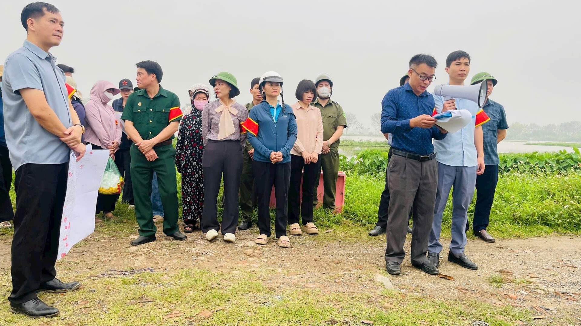 Tổ công tác đọc quyết định cưỡng chế đối với từng hộ chưa chấp hành quyết định thu hồi đất. Ảnh: Khương Thịnh.