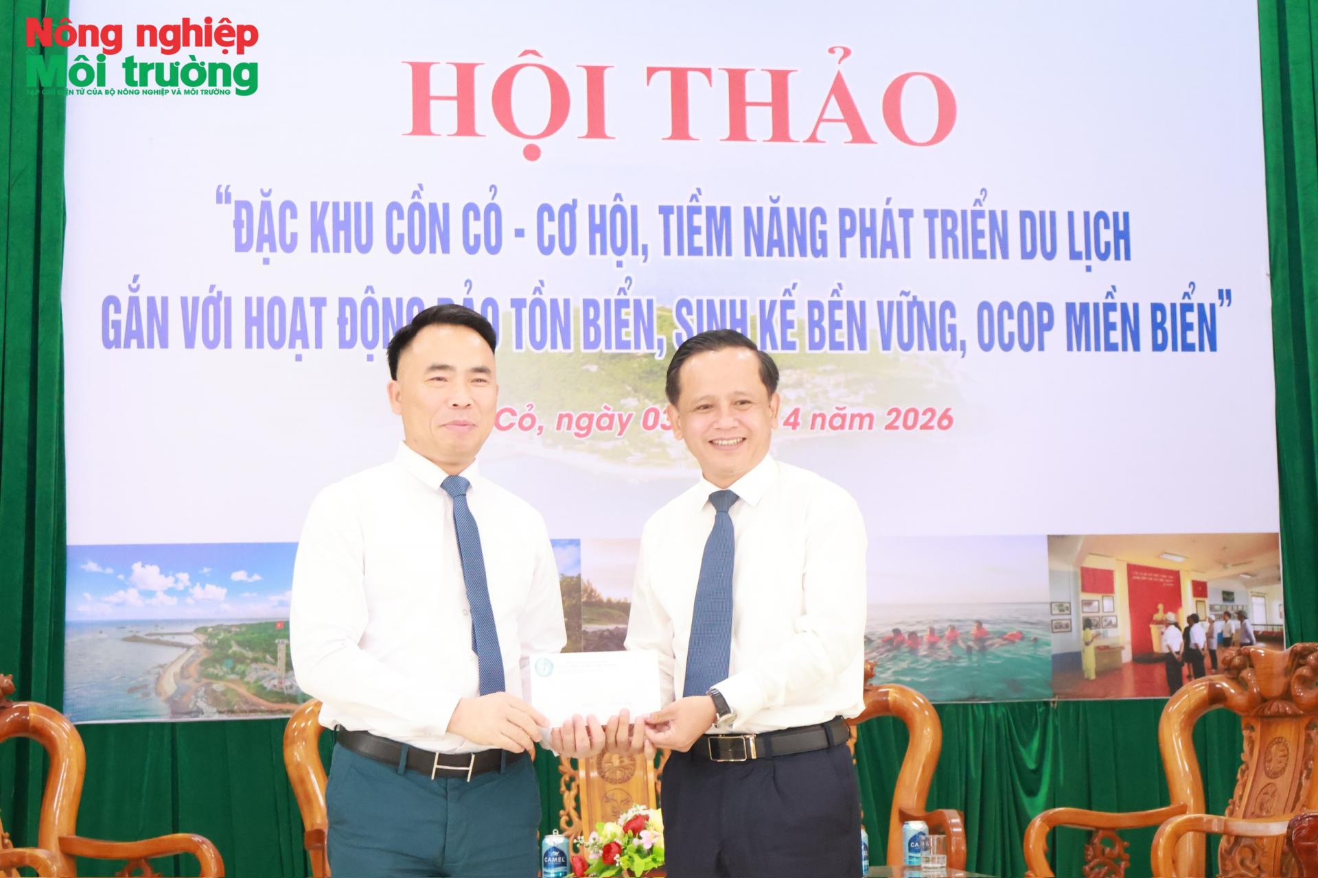 TS. Đào Xuân Hưng, Tổng Biên tập Tạp chí Nông nghiệp và Môi trường trao tặng quà cho chính quyền địa phương Đặc khu Cồn Cỏ