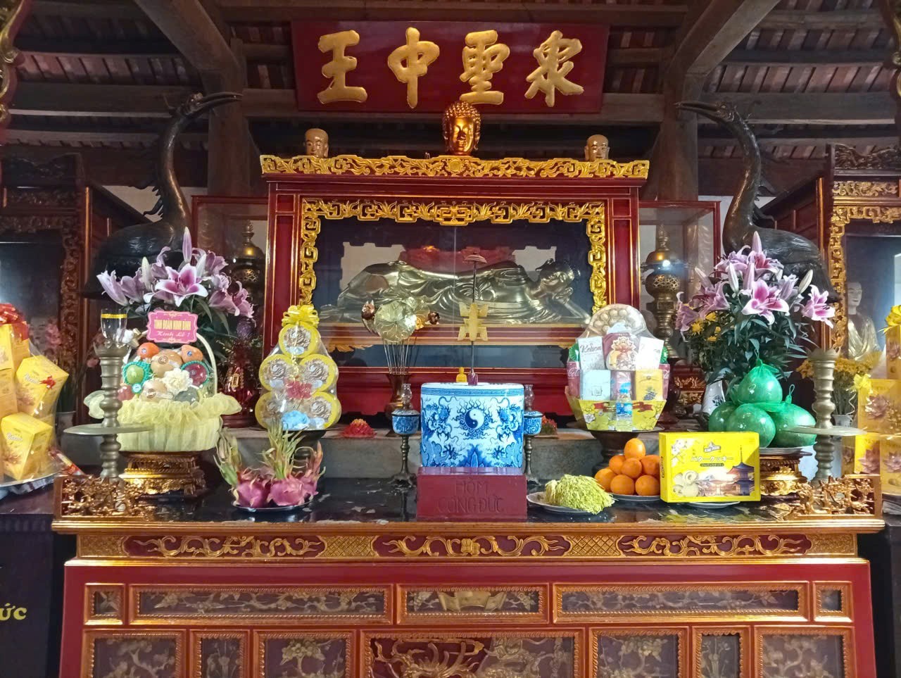 Bức tượng Trần Nhân Tông nhập niết bàn đặt trong hậu điện (ảnh: Đinh Khương)