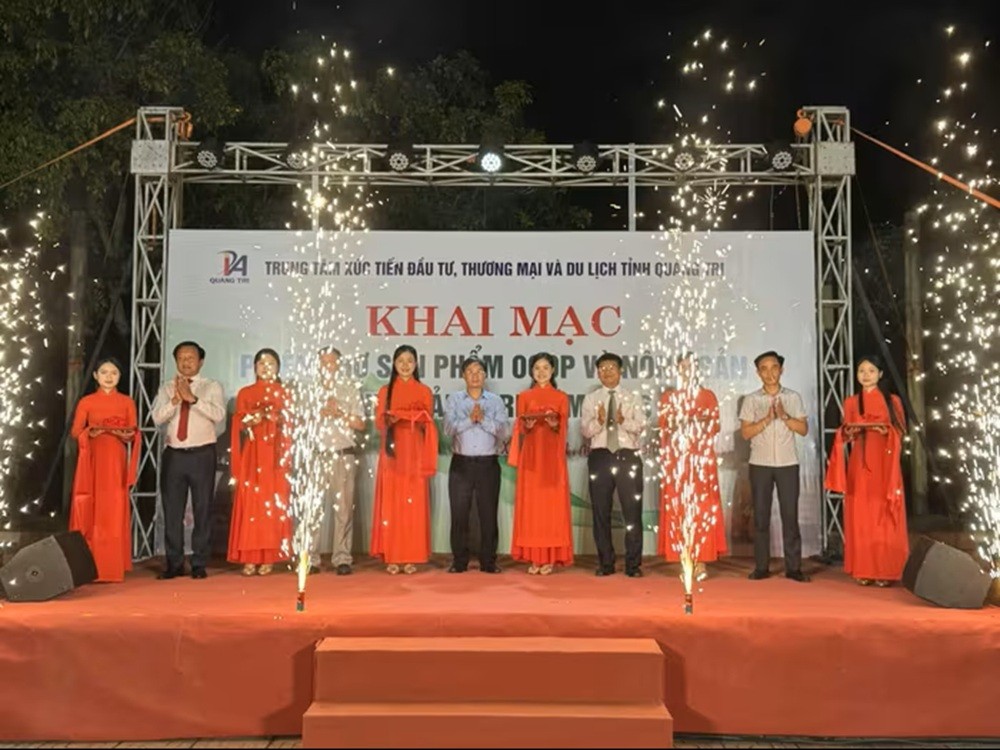 Các đại biểu cắt băng khai mạc phiên chợ - Ảnh: M.T Các đại biểu cắt băng khai mạc phiên chợ - Ảnh: M.T