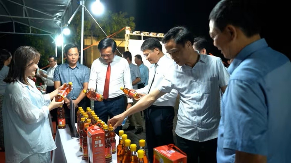 Tham gia phiên chợ có nhiều sản phẩm đặc trưng của xã Cửa Việt như nước mắm, ruốc khô... - Ảnh: H.Q Tham gia phiên chợ có nhiều sản phẩm đặc trưng của xã Cửa Việt như nước mắm, ruốc khô... - Ảnh: H.Q