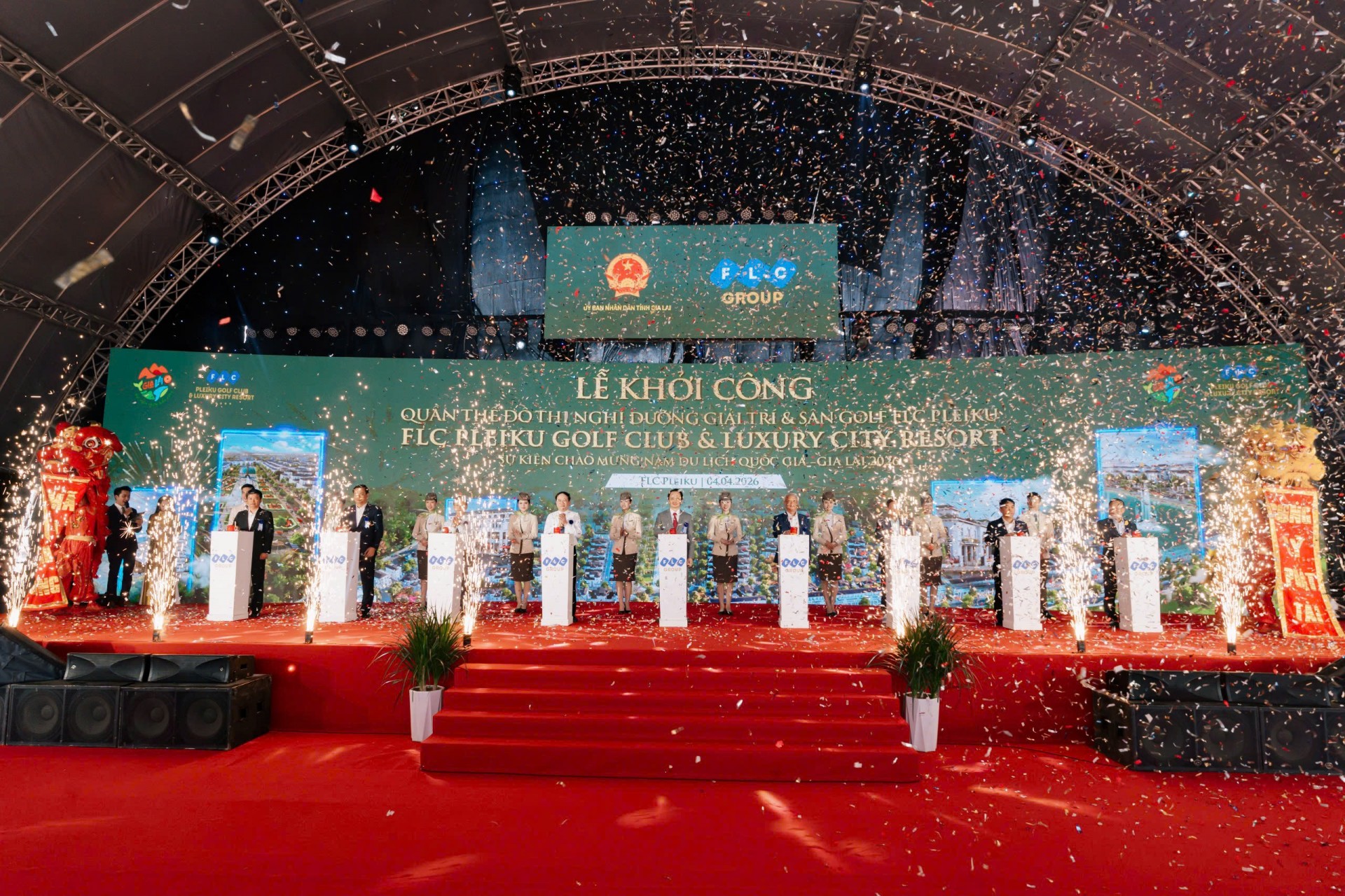 Các đại biểu thực hiện nghi thức khởi công dự án quần thể đô thị nghỉ dưỡng.