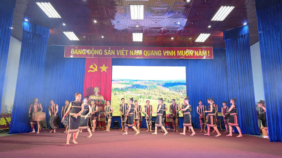 Bus cùng các nghệ nhân trong làng thường xuyên góp mặt biểu diễn tại nhiều sự kiện, hoạt động văn hóa của địa phương.