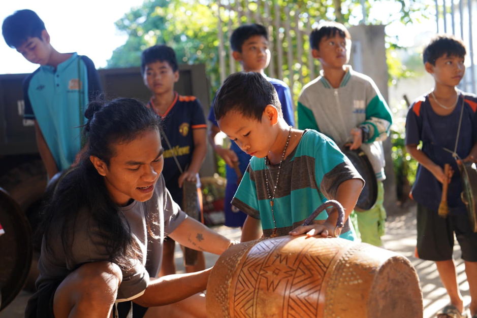 Không chỉ tham gia biểu diễn, anh còn tâm huyết truyền dạy nhạc cụ truyền thống cho lớp trẻ kế cận. Ảnh: ĐVCC