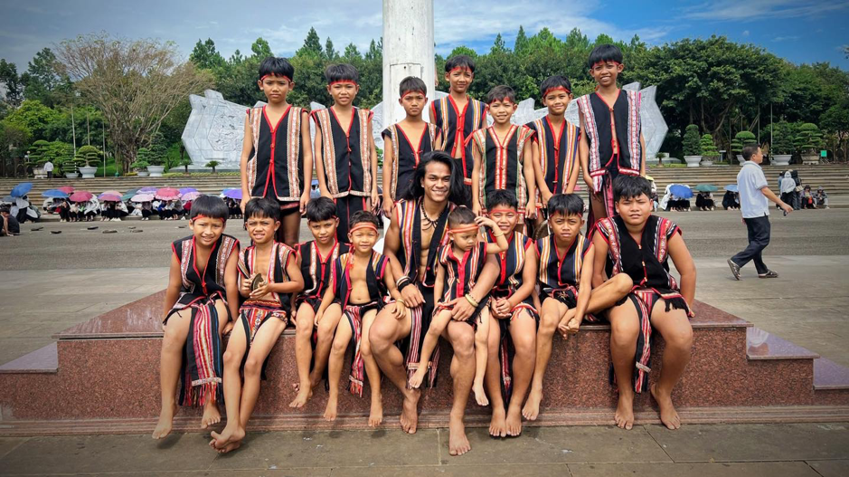 Bằng tình yêu thương và sự tận tụy, Bus trở thành tấm gương sáng để các em noi theo. Ảnh: ĐVCC