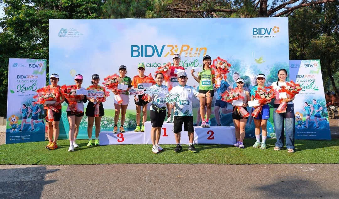 Hơn 200 vận động viên chung bước chạy vì “1 triệu cây xanh” Hơn 200 vận động viên chung bước chạy vì “1 triệu cây xanh”