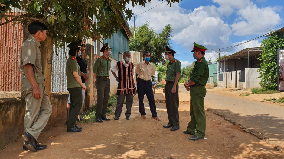 Già Kpă Hom tích cực phối hợp với cán bộ xã trong công tác tuyên truyền, vận động Nhân dân.