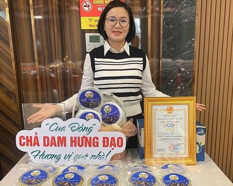 nguoi phu nu xu nghe danh thuc hon que qua mon cha dam ocop