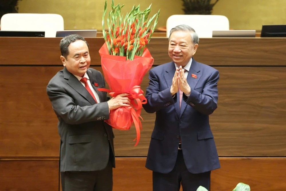 Tổng Bí thư Tô Lâm tặng hoa chúc mừng Chủ tịch Quốc hội Trần Thanh Mẫn - Ảnh: QUANG PHÚC