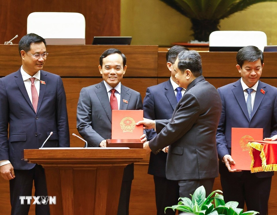 Chủ tịch Quốc hội Trần Thanh Mẫn trao Nghị quyết phê chuẩn cho các Trưởng Đoàn Đại biểu Quốc hội (( Ảnh: Doãn Tấn/TTXVN)) Chủ tịch Quốc hội Trần Thanh Mẫn trao Nghị quyết phê chuẩn cho các Trưởng Đoàn Đại biểu Quốc hội (( Ảnh: Doãn Tấn/TTXVN))