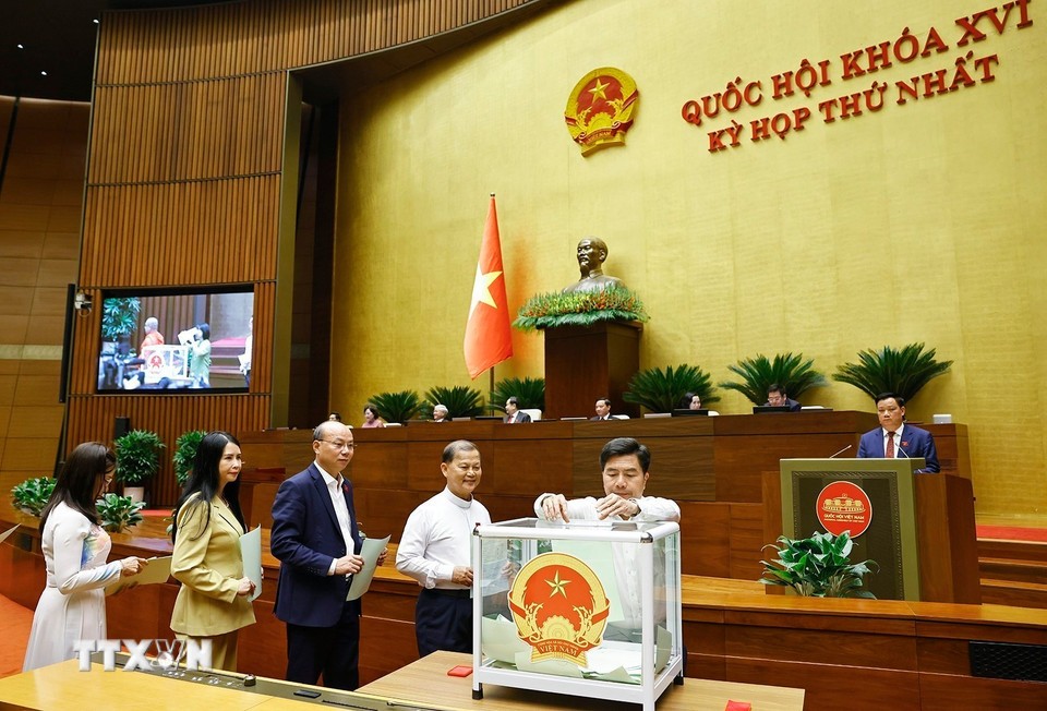 Đại biểu Quốc hội bỏ phiếu ( Ảnh: Doãn Tấn/TTXVN) Đại biểu Quốc hội bỏ phiếu ( Ảnh: Doãn Tấn/TTXVN)