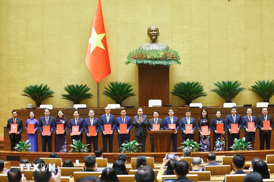 Chủ tịch Quốc hội Trần Thanh Mẫn trao Nghị quyết Chủ tịch Quốc hội Trần Thanh Mẫn trao Nghị quyết