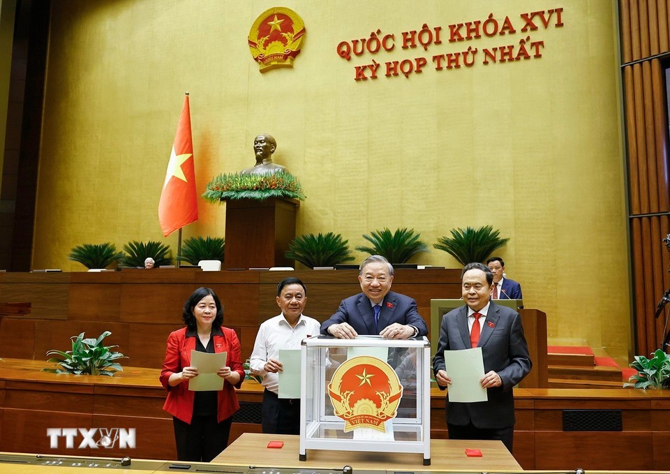 Tổng Bí thư Tô Lâm và Đại biểu Quốc hội bỏ phiếu Tổng Bí thư Tô Lâm và Đại biểu Quốc hội bỏ phiếu