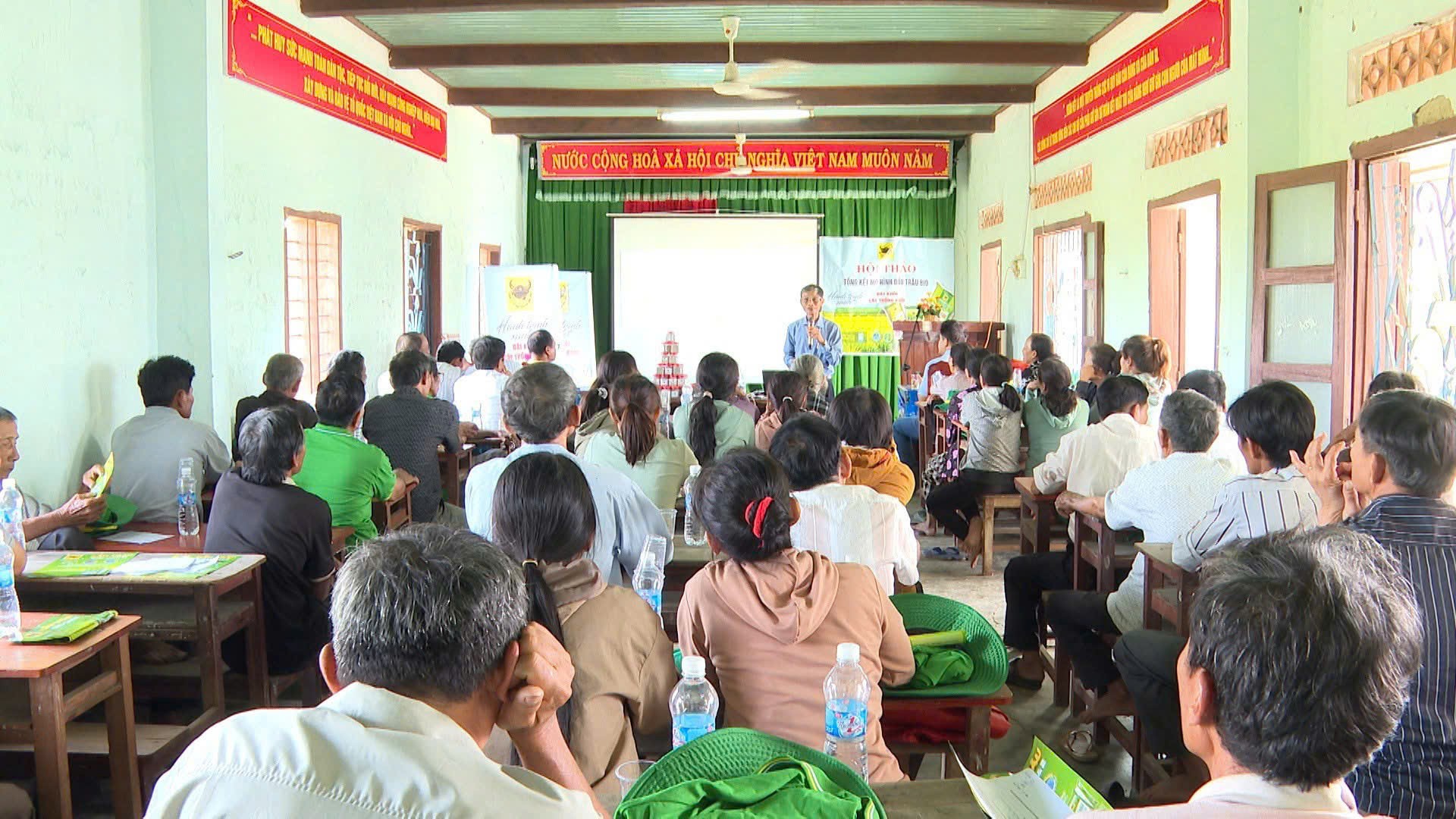 HTX Nông nghiệp Nhơn Tân tổ chức Hội thảo tổng kết mô hình sử dụng phân bón Đầu Trâu trong khuôn khổ hành trình xanh “Đất khỏe, cây trồng tốt” vụ Đông Xuân 2025–2026. Ảnh: ĐVCC HTX Nông nghiệp Nhơn Tân tổ chức Hội thảo tổng kết mô hình sử dụng phân bón Đầu Trâu trong khuôn khổ hành trình xanh “Đất khỏe, cây trồng tốt” vụ Đông Xuân 2025–2026. Ảnh: ĐVCC