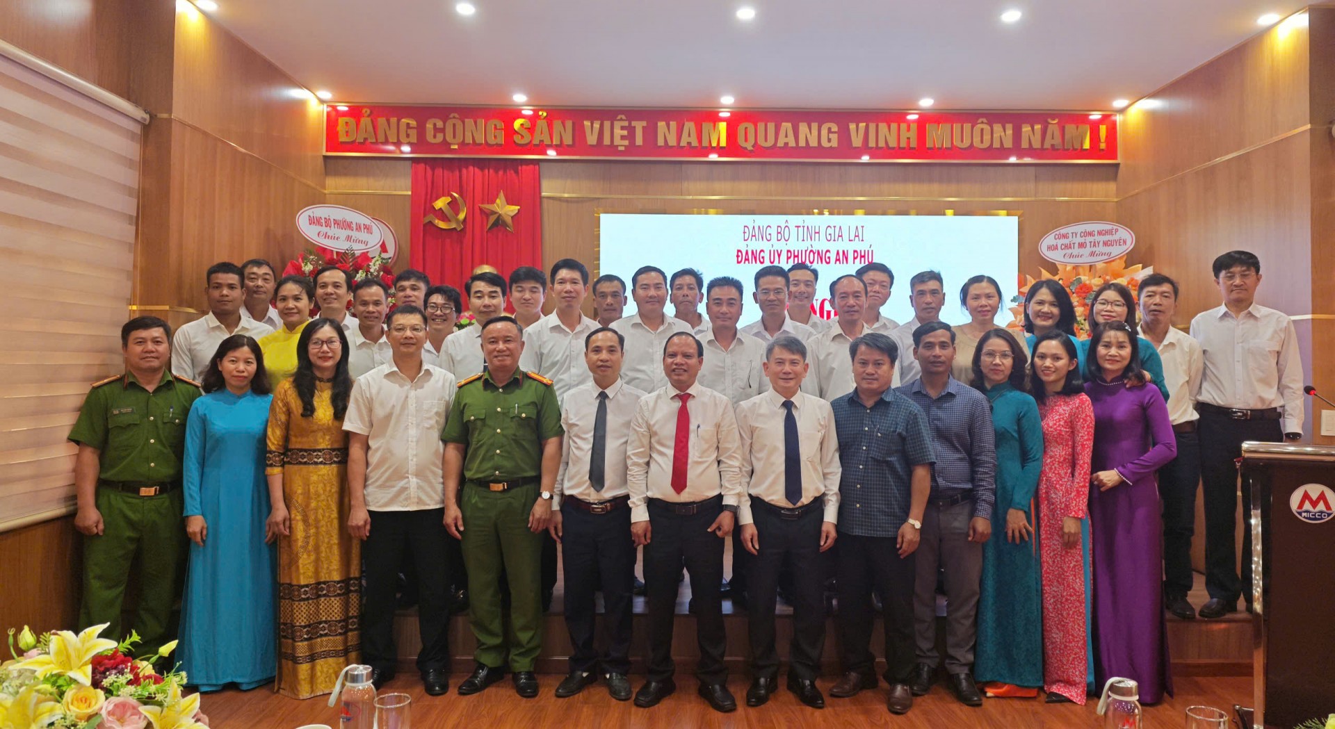 Được biết đến nay, Đảng bộ phường An Phú có 45 tổ chức đảng với 1.115 đảng viên, trong đó 04 đảng bộ cơ sở, 13 chi bộ cơ sở và 28 chi bộ tổ dân phố, làng./. Được biết đến nay, Đảng bộ phường An Phú có 45 tổ chức đảng với 1.115 đảng viên, trong đó 04 đảng bộ cơ sở, 13 chi bộ cơ sở và 28 chi bộ tổ dân phố, làng./.