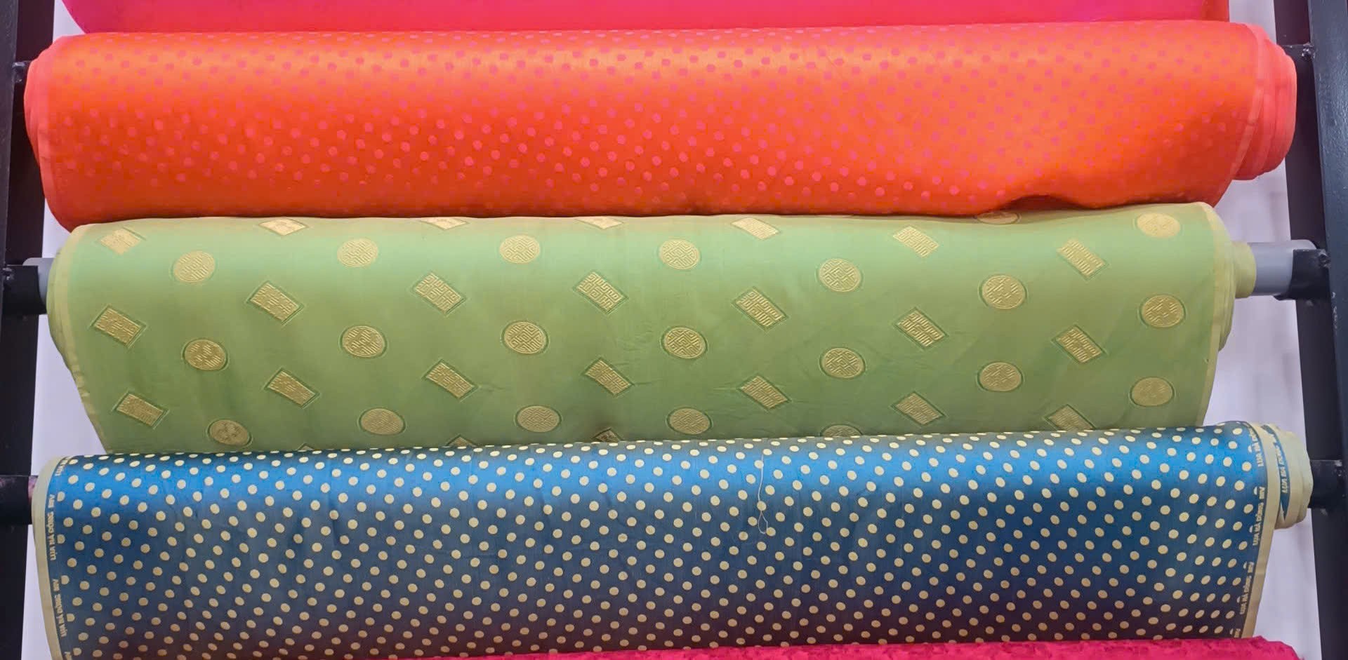 Hoa văn lụa Vạn Phúc: Mã văn hóa trên từng sợi tơ Hoa văn lụa Vạn Phúc: Mã văn hóa trên từng sợi tơ