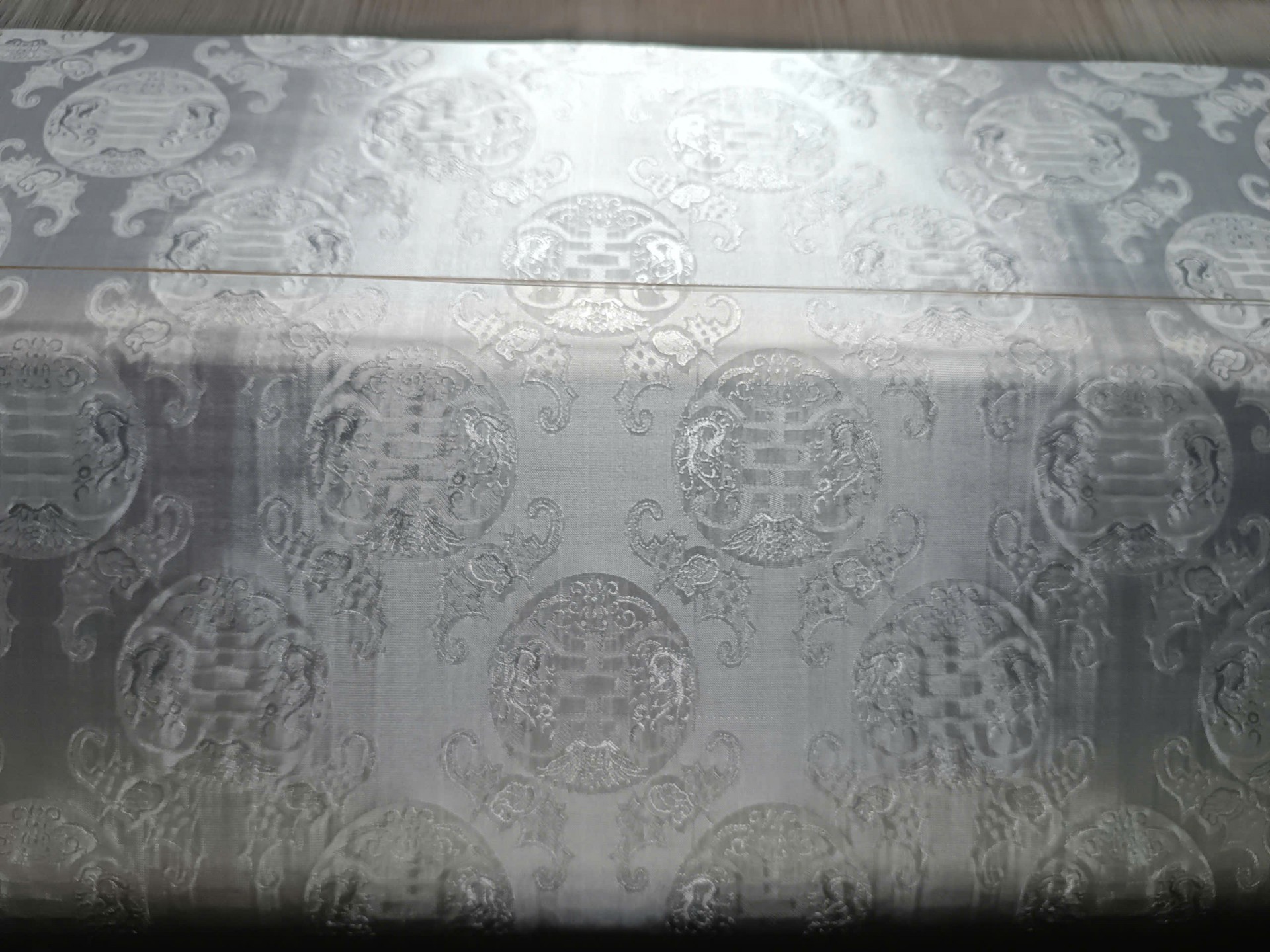 Hoa văn lụa Vạn Phúc: Mã văn hóa trên từng sợi tơ Hoa văn lụa Vạn Phúc: Mã văn hóa trên từng sợi tơ