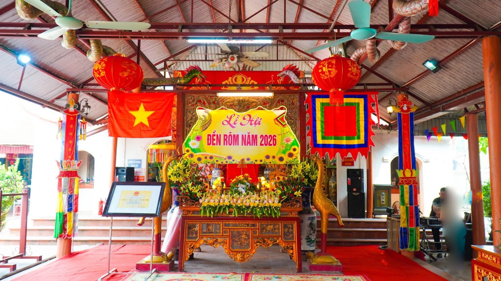 Nghi lễ rước kiệu và dâng hương tại Lễ hội Đền Rõm được tổ chức trang nghiêm, thể hiện lòng thành kính của Nhân dân đối với các vị Thánh Mẫu, đồng thời gìn giữ nét đẹp văn hóa tâm linh truyền thống Nghi lễ rước kiệu và dâng hương tại Lễ hội Đền Rõm được tổ chức trang nghiêm, thể hiện lòng thành kính của Nhân dân đối với các vị Thánh Mẫu, đồng thời gìn giữ nét đẹp văn hóa tâm linh truyền thống