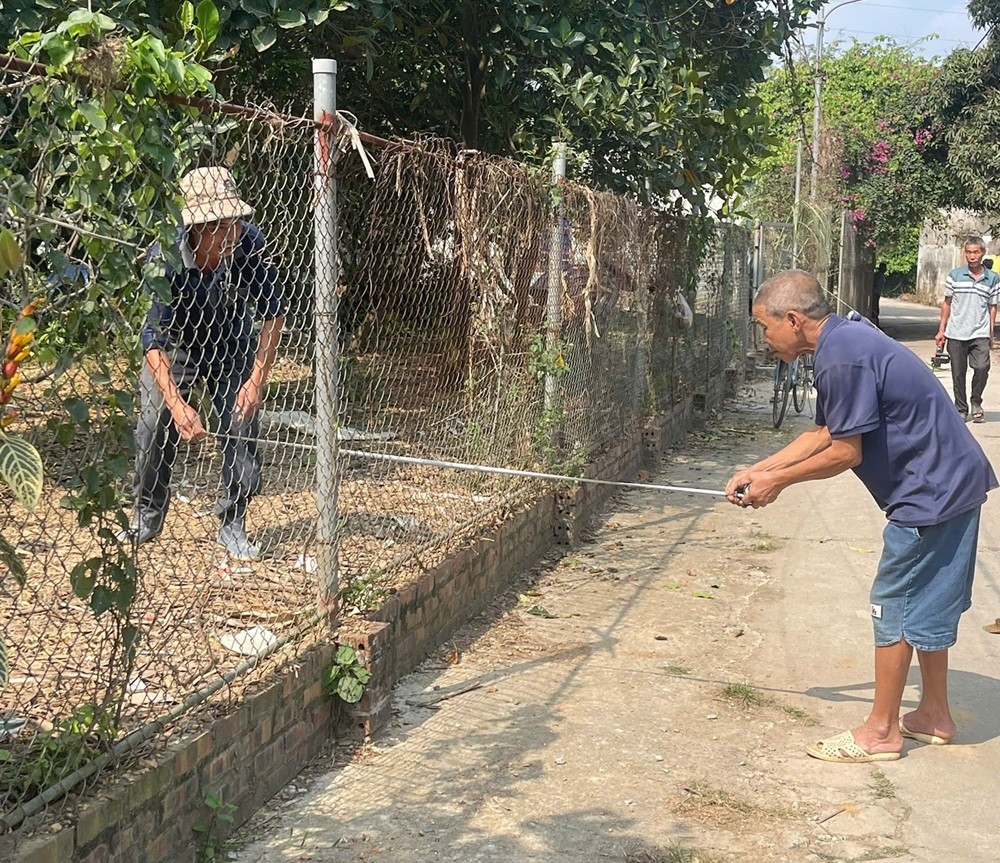 Người dân xóm Đoài đo đạc, bàn giao phần đất hiến để mở rộng đường giao thông nông thôn. Người dân xóm Đoài đo đạc, bàn giao phần đất hiến để mở rộng đường giao thông nông thôn.