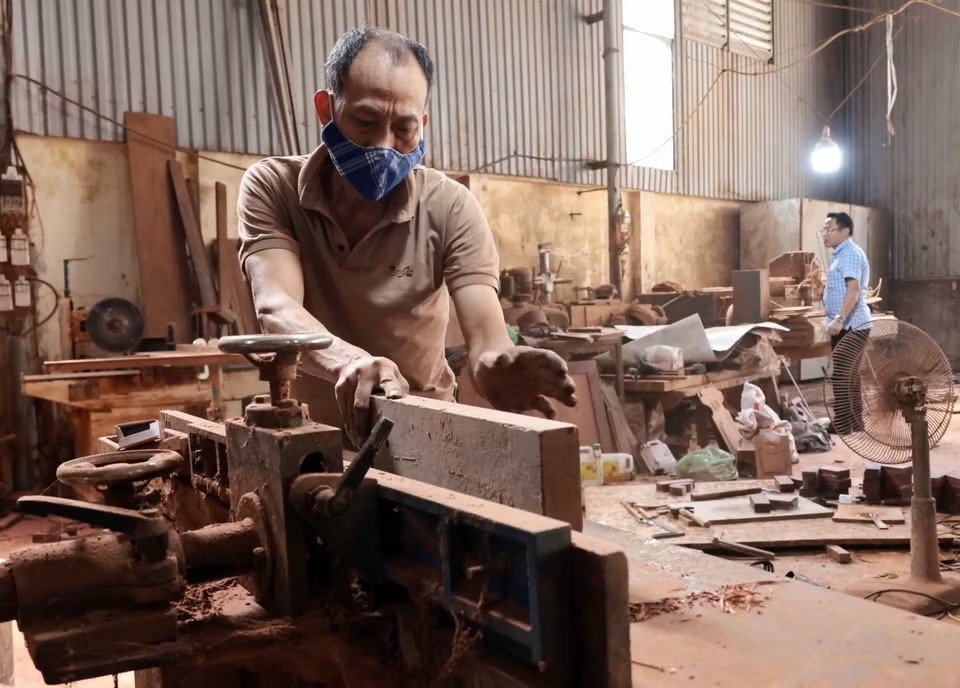 Làng nghề tiện gỗ Nhị Khê, huyện Thường Tín, Hà Nội, nổi tiếng cả nước với hơn 300 năm tuổi;