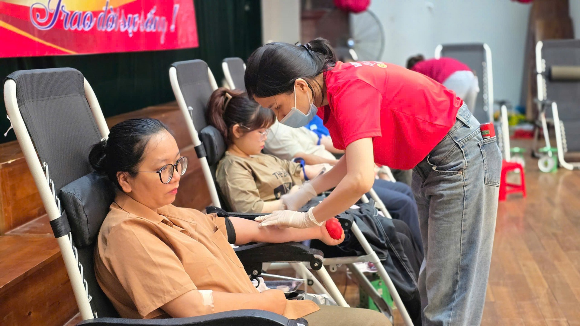 Hiến máu tình nguyện đã trở thành một phong trào phát triển sâu rộng trong cộng đồng.