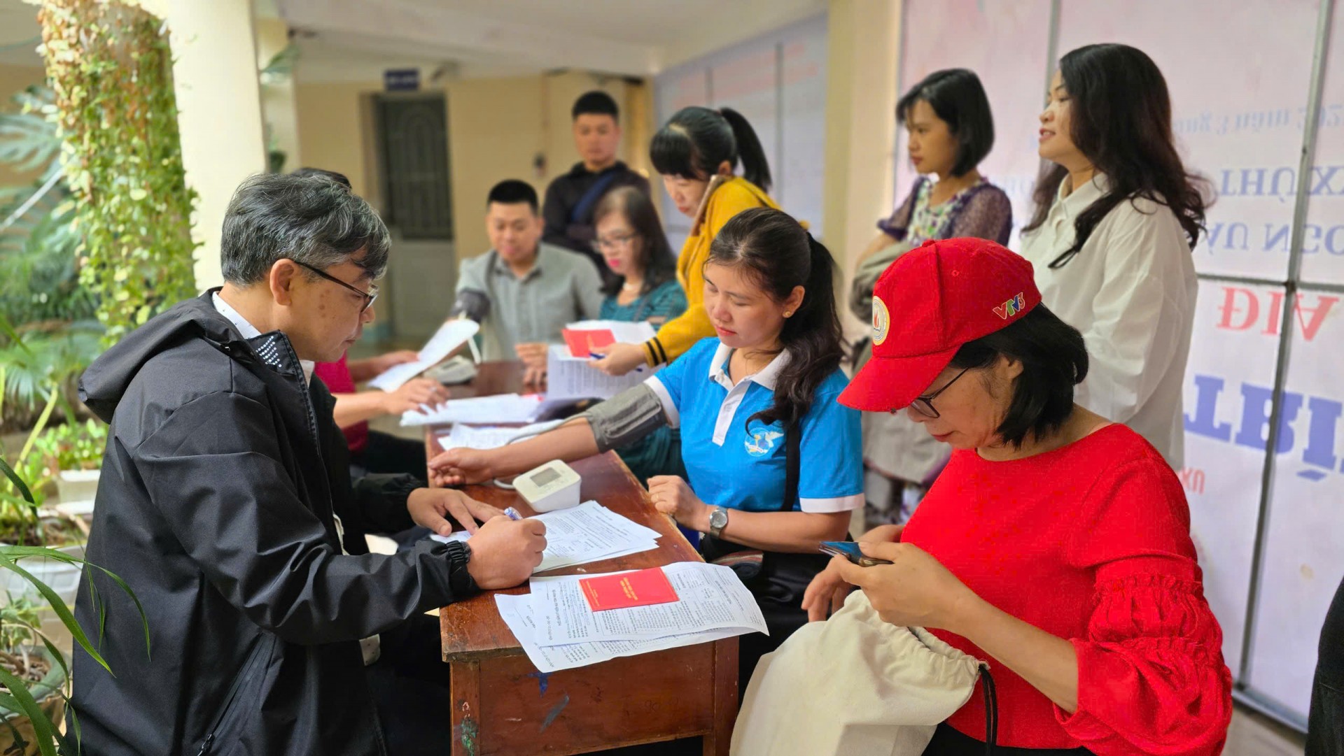 Nhiều tình nguyện viên đã đến đăng kí hiến máu từ sớm với mong muốn mang lại may mắn, hạnh phúc cho người bệnh và cộng đồng.