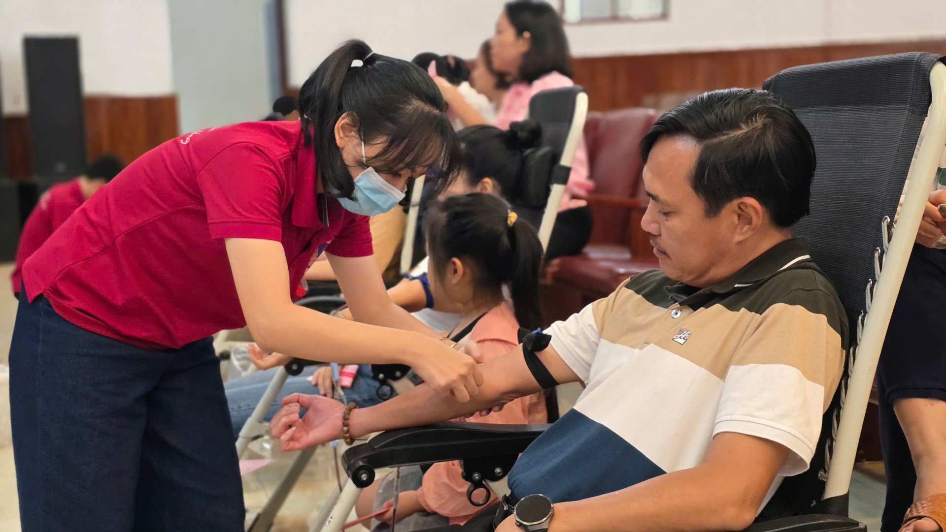 Các tình nguyện viên tham gia hiến máu.