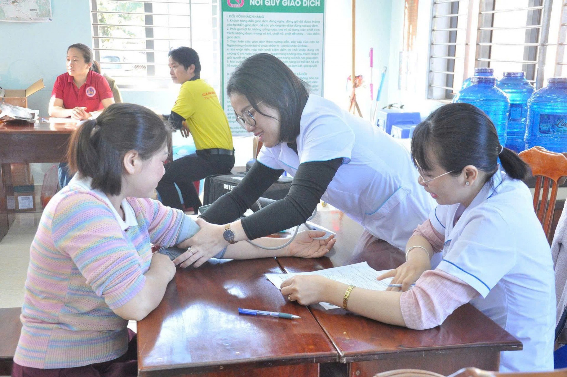 Tại các buổi hiến máu,  tình nguyện viên hiến máu được khám sàng lọc, kiểm tra sức khoẻ trước khi hiến máu.