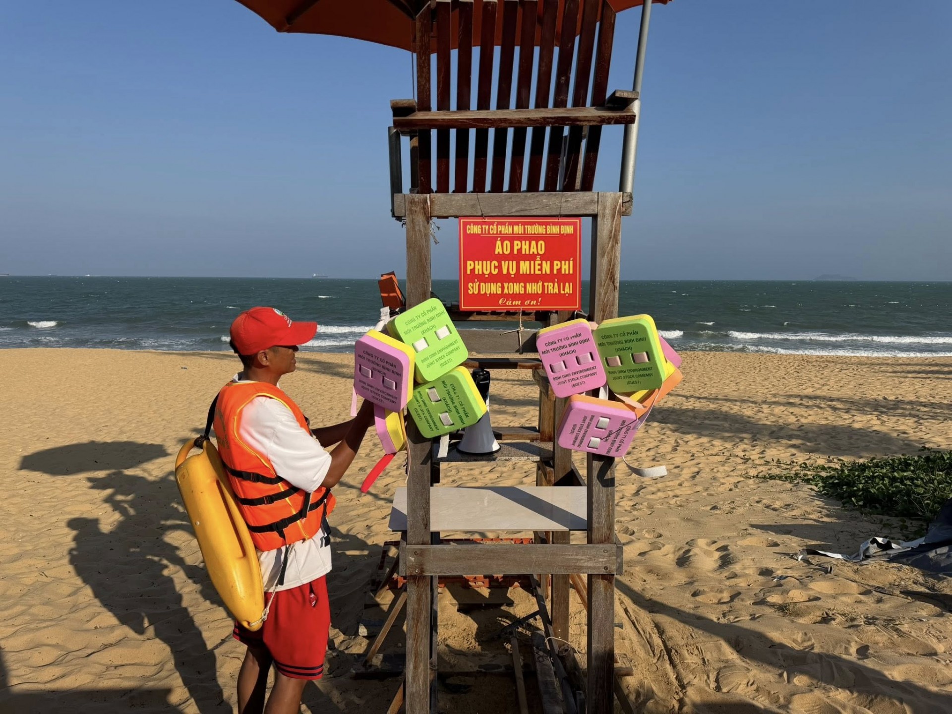 Các điểm mượn áo phao miễn phí giúp địa phương quản lý không gian biển, tăng cường phòng chống đuối nước. Ảnh: ĐVCC