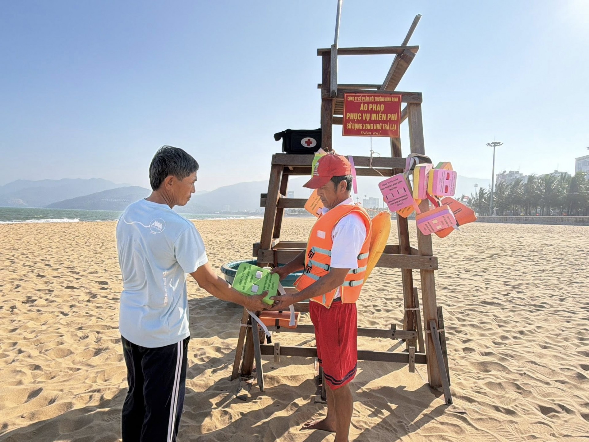 Người sử dụng có thể mượn áo phao trước khi xuống biển và trả lại ngay tại các điểm sau khi sử dụng. Ảnh: ĐVCC