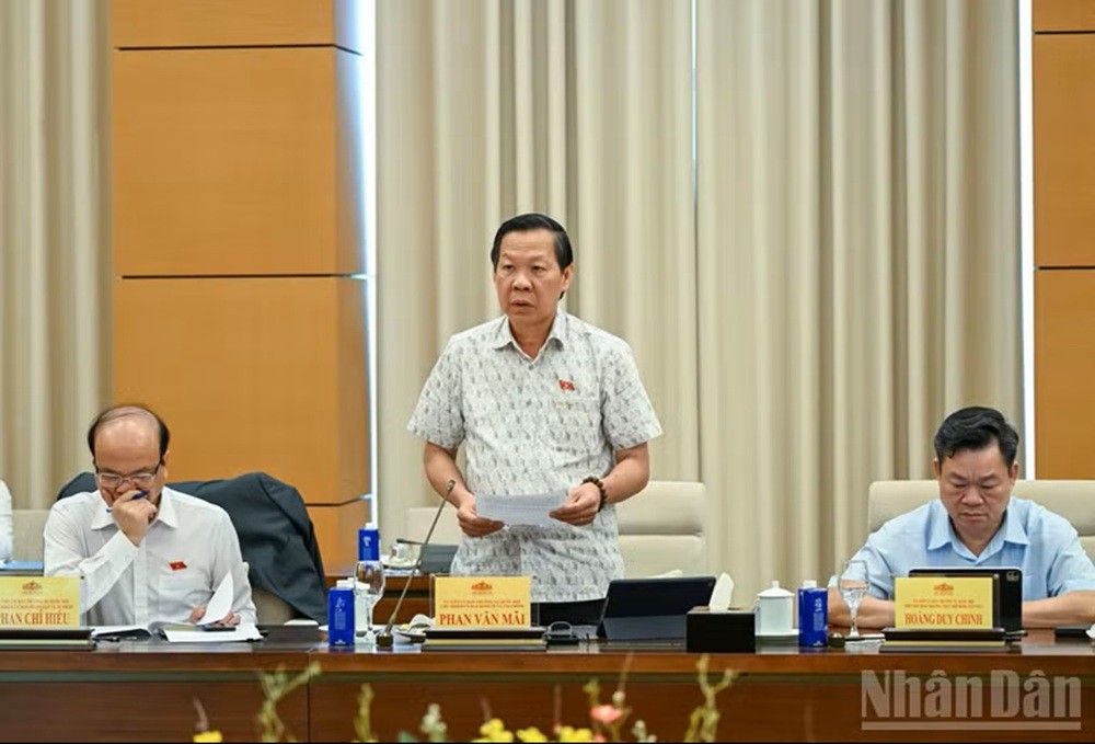 Thống nhất trình Quốc hội xem xét, quyết định các mức thuế đối với xăng, dầu