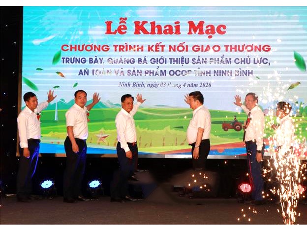Khai mạc Chương trình kết nối giao thương “Trưng bày, quảng bá giới thiệu sản  phẩm chủ lực, sản phẩm an toàn và sản phẩm OCOP trên địa bàn tỉnh Ninh Bình”.  Ảnh Nguyễn Lành (TTXVN)
