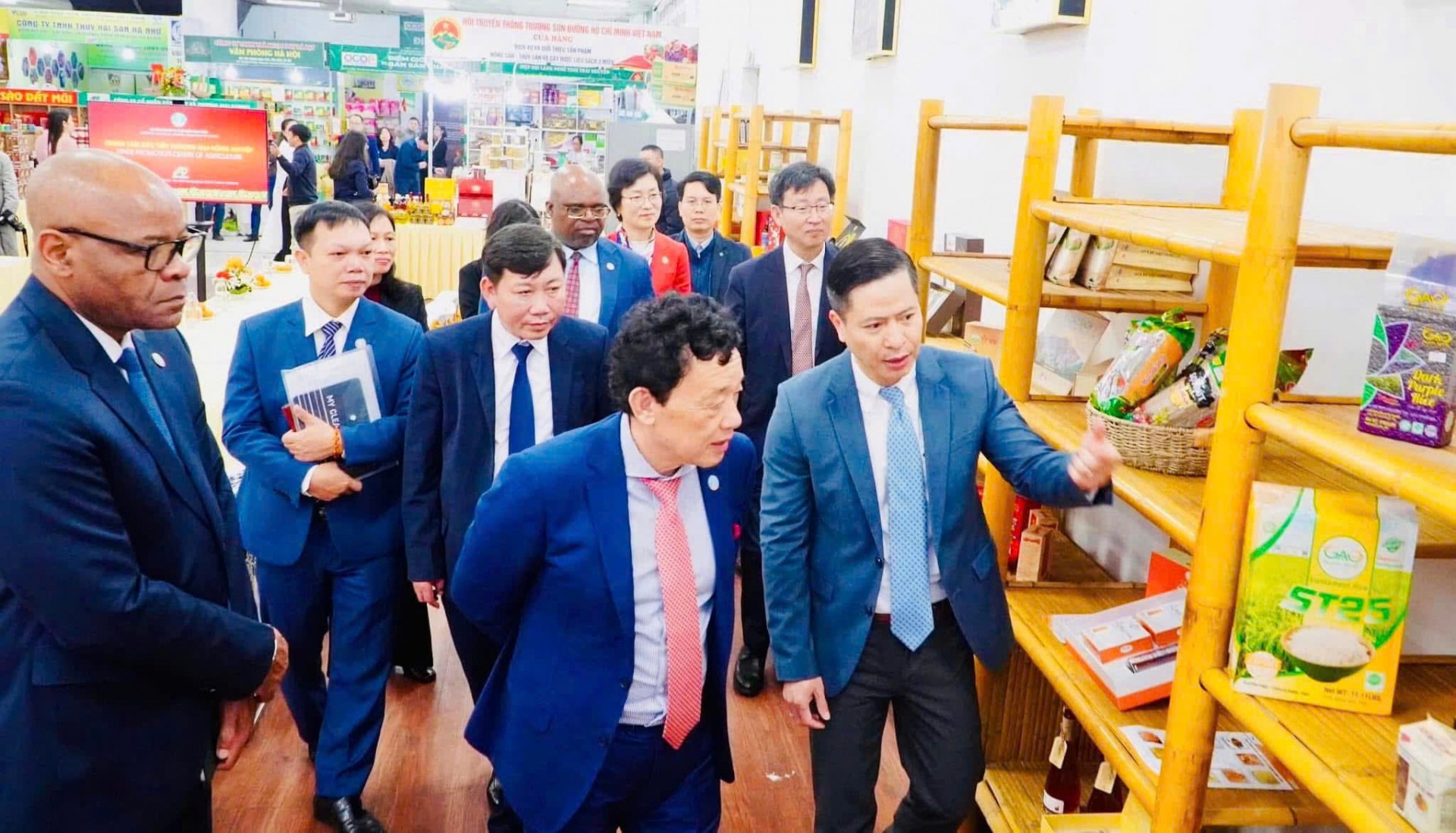 Anh 3. Ông Khuất Đông Ngọc - Tổng GĐ FAO thăm Khu triển lãm trưng bày nông sản của Trung tâm XTTM Nông nghiệp năm 2025