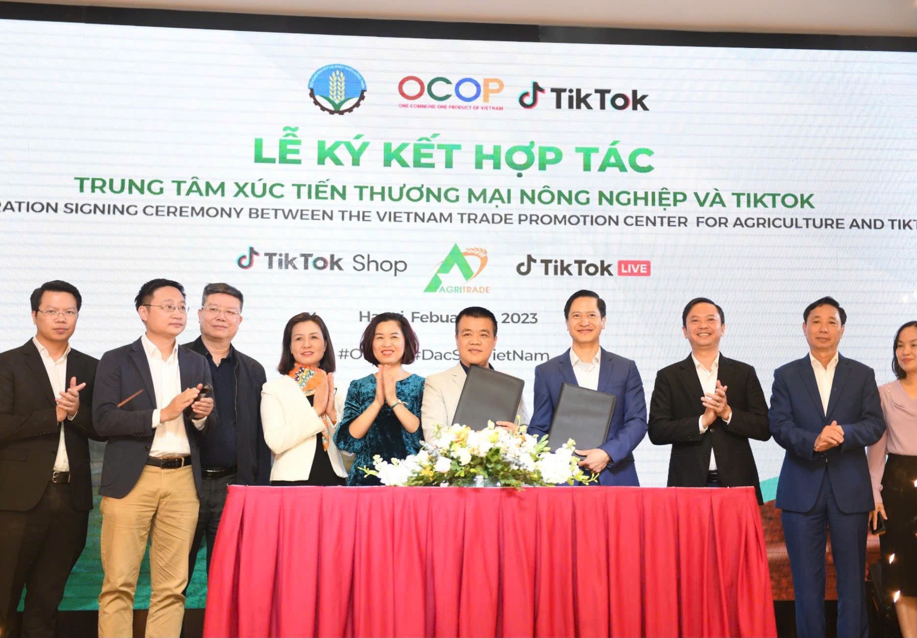 Anh2. Lễ ký kết hợp tác giữa Trung tâm XTTM Nông nghiệp và TikTok Việt Nam năm 2023