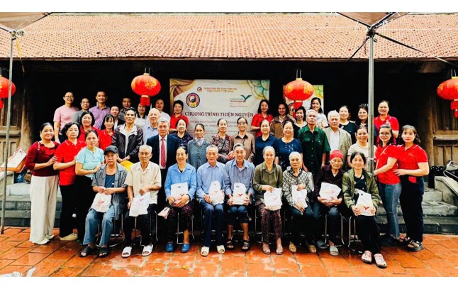 Cô Nguyễn Thị Thanh Bình, Hiệu trưởng trường PTTH Mỹ Đức C đọc lời khai mạc