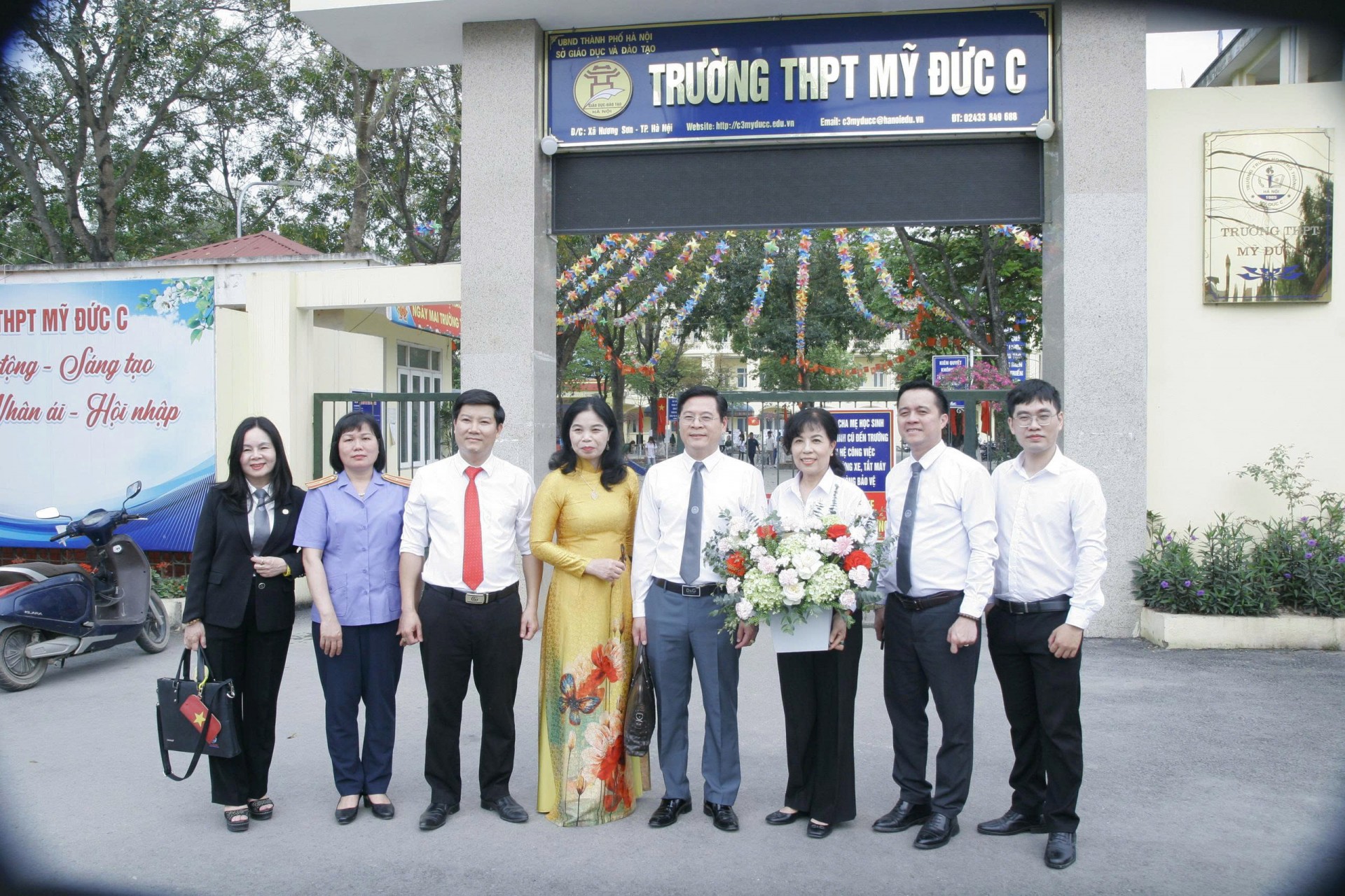 Các Luật sư chụp ảnh với  lãnh đạo nhà trường PTTH Mỹ Đức C