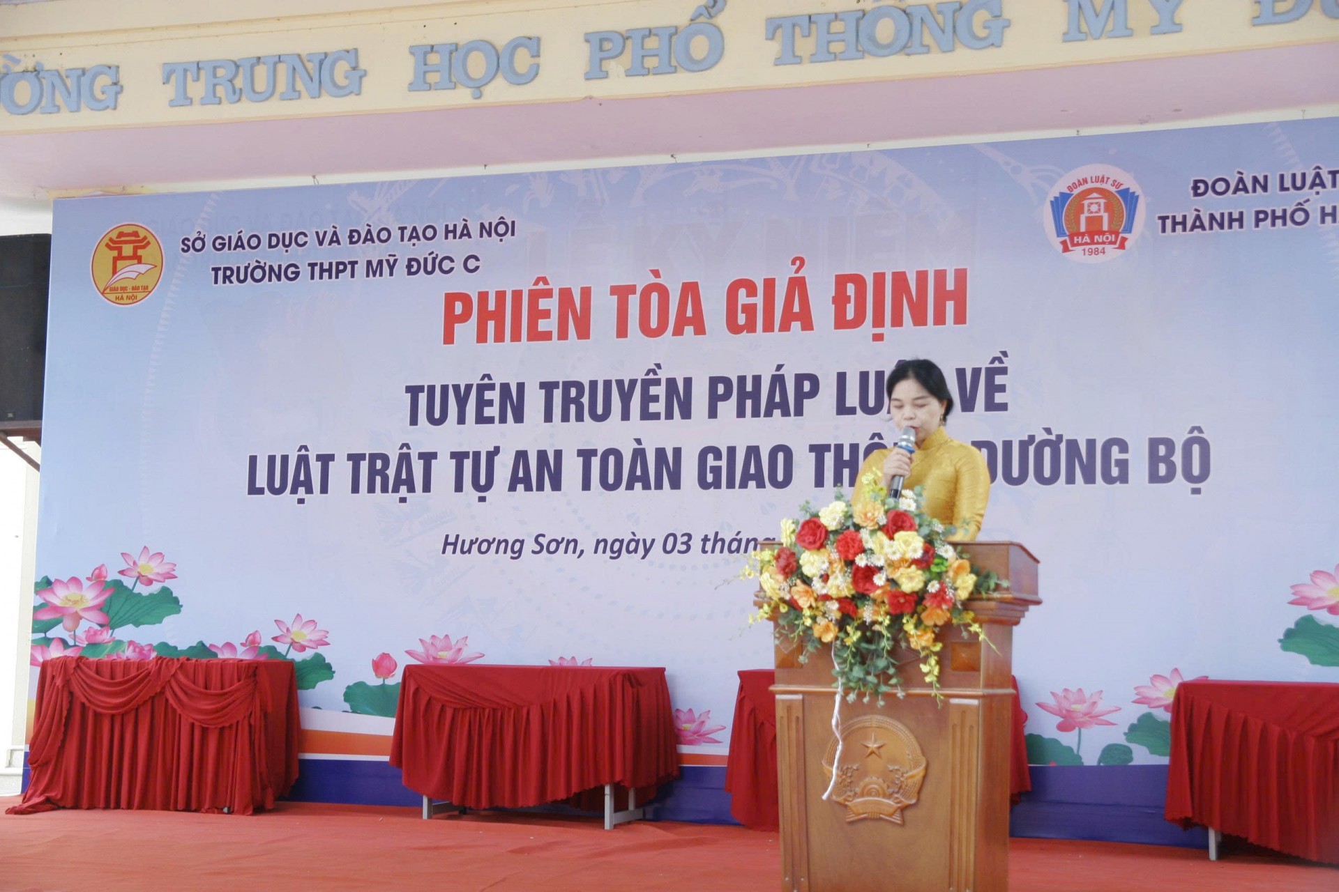 Cô Nguyễn Thị Thanh Bình, Hiệu trưởng trường PTTH Mỹ Đức C đọc lời khai mạc
