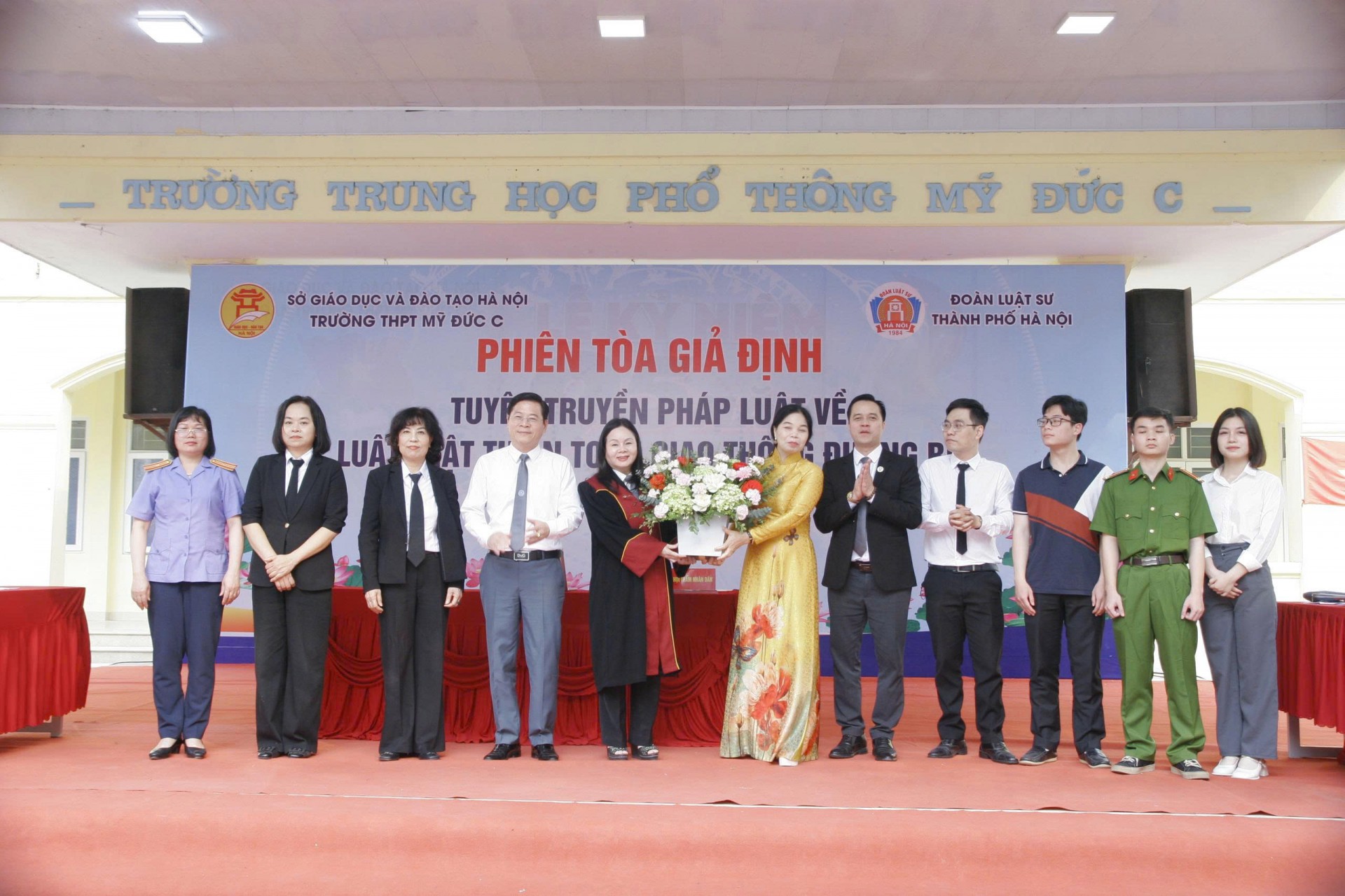 Đoàn luật sư tặng hoa chúc mừng cô Nguyễn Thị Thanh Bình, Hiệu trường Mỹ Đức C