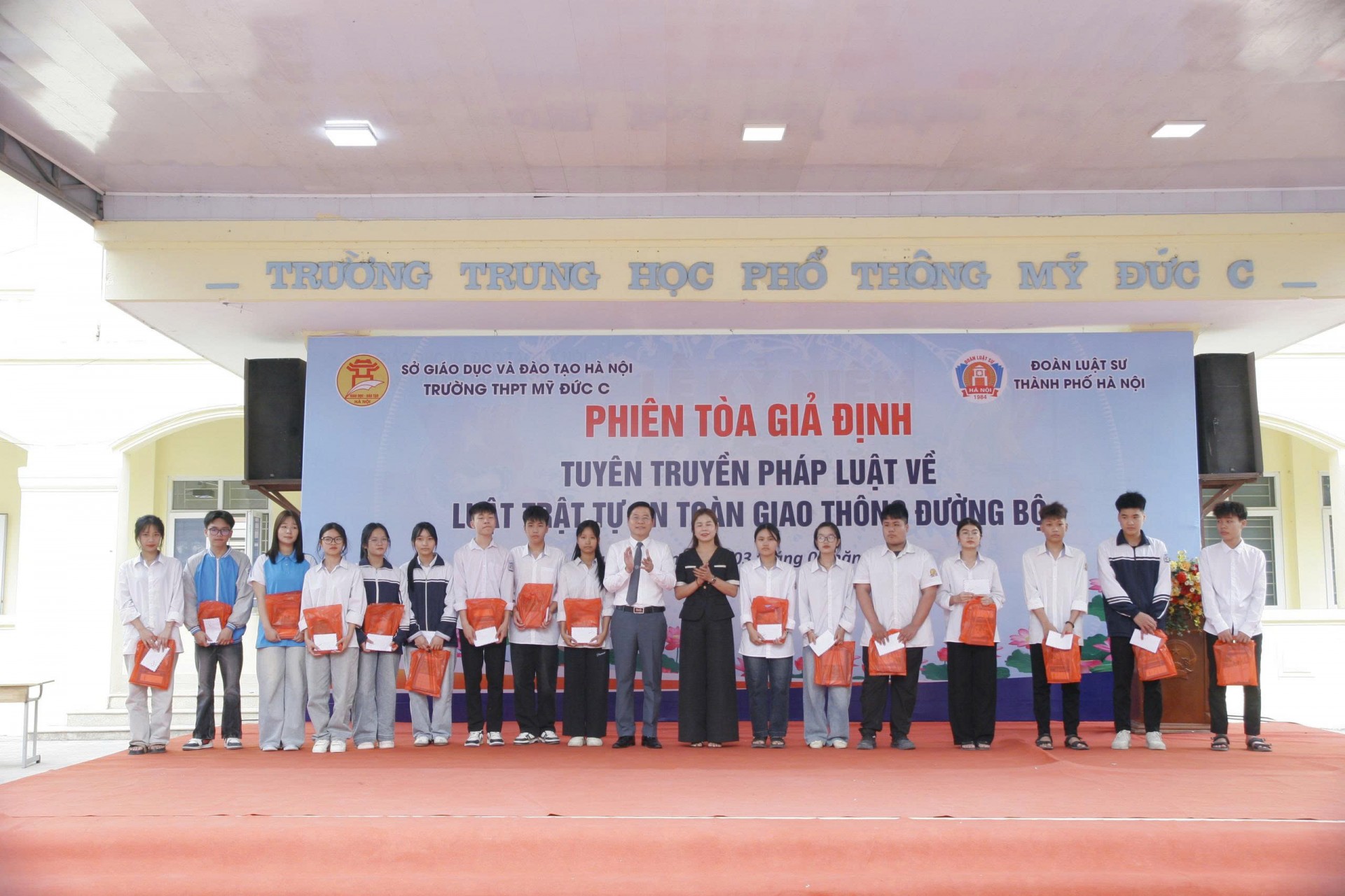 Luật sư Nguyễn Văn Hà chụp ảnh lưu niêm với cháu đoạt giải thưởng vẽ tranh