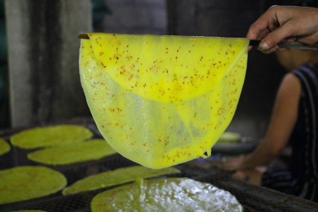 Trăm năm giữ lửa hồn quê trong từng tấm bánh tráng Lựu Bảo