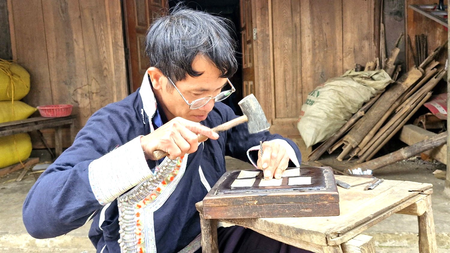 Nghề chạm khắc bạc vượt qua khó khăn  khi giá bạc “nhảy múa”