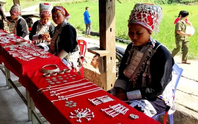 Nghề chạm khắc bạc vượt qua khó khăn  khi giá bạc “nhảy múa”