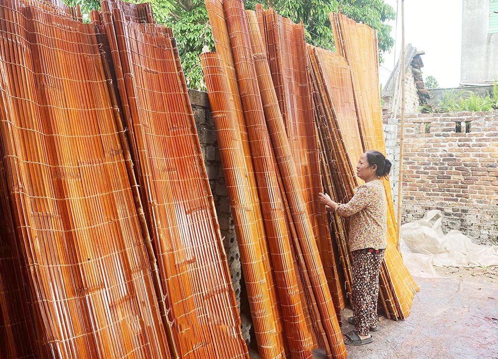 Khi nắng lên, những chiếc mành đã hoàn thiện đang được hong phơi