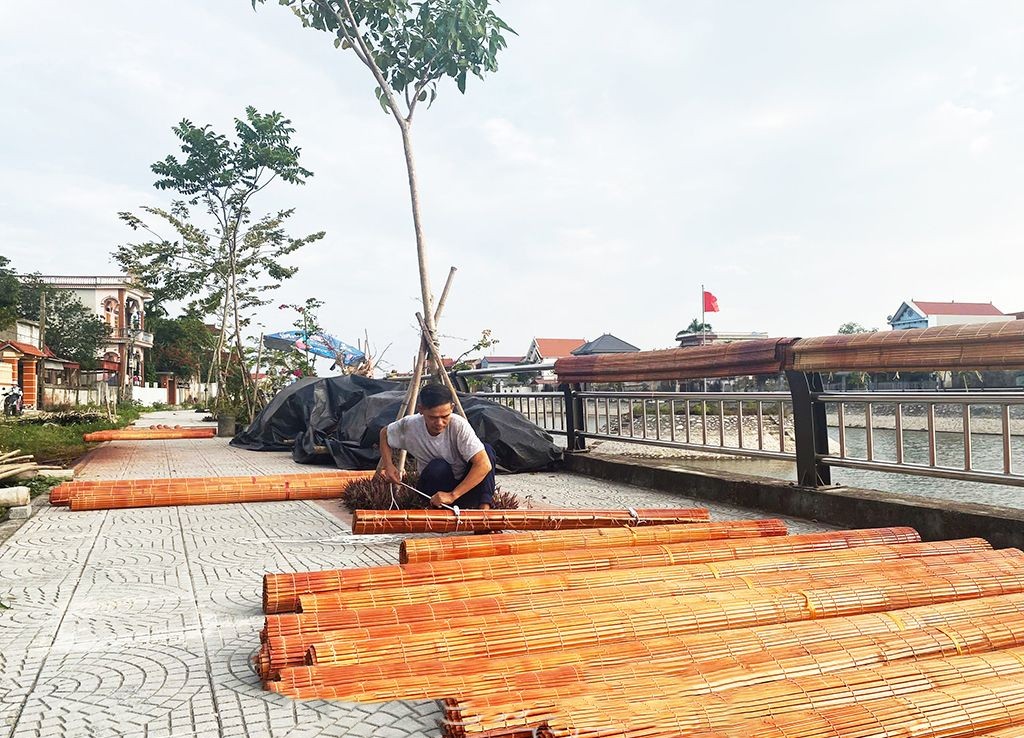 Những chiếc mành được luồn dây, kéo khóa đưa đi tiêu thụ, thị trường chủ  yếu là các tỉnh miền Trung, miền Nam