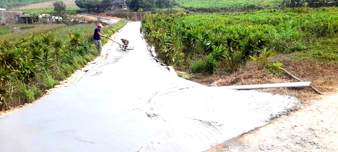 Nhân dân thôn Châu Thành hiến đất mở rộng đường giao thông. Ảnh Thùy Dung